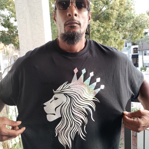 📸 Holographic Crowned Lion T-shirt - Picture 17 of 17